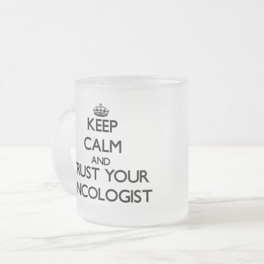 平静を保ち、あなたの腫瘍学者を信頼して下さい フロストグラスマグカップ (正面左)