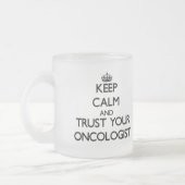 平静を保ち、あなたの腫瘍学者を信頼して下さい フロストグラスマグカップ (左)