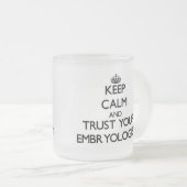 平静を保ち、あなたのEmbryologistを信頼して下さい フロストグラスマグカップ (正面右)