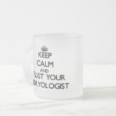 平静を保ち、あなたのEmbryologistを信頼して下さい フロストグラスマグカップ (正面左)