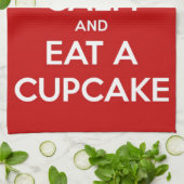 平静を保ち、カップケーキの赤を食べて下さい キッチンタオル (折り畳み)