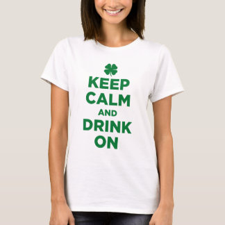 平静を保ち、シャムロックのTシャツで飲んで下さい Tシャツ