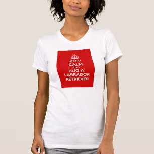 平静を保ち、ラブラドル・レトリーバー犬を抱き締めて下さい Tシャツ