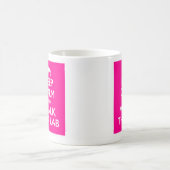 平静を保ち、ラブラドール歩かせて下さい コーヒーマグカップ (中央)