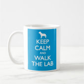 平静を保ち、ラブラドール歩かせて下さい コーヒーマグカップ (左)