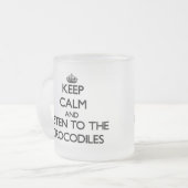 平静を保ち、ワニに聞いて下さい フロストグラスマグカップ (正面左)