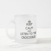 平静を保ち、ワニに聞いて下さい フロストグラスマグカップ (左)