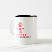 平静を保ち、医学の科学技術者に聞いて下さい ツートーンマグカップ (正面左)