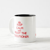 平静を保ち、執行者を信頼して下さい ツートーンマグカップ (正面左)