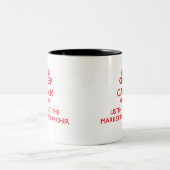 平静を保ち、市場調査員に聞いて下さい ツートーンマグカップ (中央)