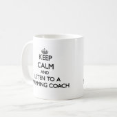 平静を保ち、水泳のコーチに聞いて下さい コーヒーマグカップ (正面左)
