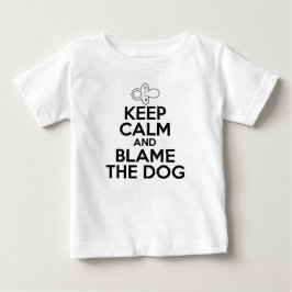 平静を保ち、犬のおもしろいなベビーのTシャツを責任にして下さい ベビーTシャツ