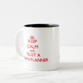 平静を保ち、町のプランナーを信頼して下さい ツートーンマグカップ (正面左)