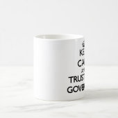 平静を保ち、知事を信頼して下さい コーヒーマグカップ (中央)