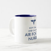 平静を保ち、空軍ナースを電話して下さい ツートーンマグカップ (正面左)