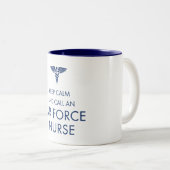 平静を保ち、空軍ナースを電話して下さい ツートーンマグカップ (正面右)