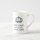 "平静を保ち、調節して下さいあなたのティアラ"を ボーンチャイナマグカップ (右)