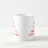 平静を保ち、都市プランナーを信頼して下さい コーヒーマグカップ (中央)