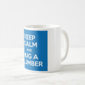 平静を保ち、鉛管工のマグを抱き締めて下さい(青で白い) コーヒーマグカップ (正面右)