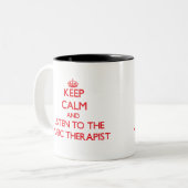 平静を保ち、音楽セラピストに聞いて下さい ツートーンマグカップ (正面左)