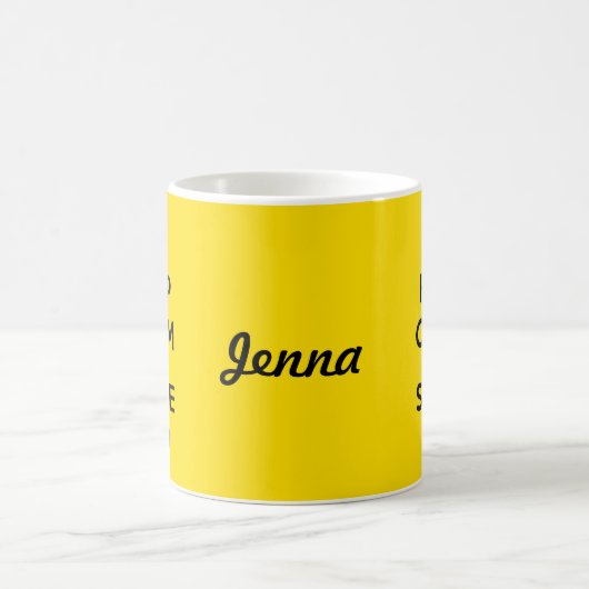 平静を保ち、黄色で微笑させて下さい コーヒーマグカップ (中央)