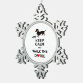 平静を保ち、Doxie -かわいいダックスフント歩かせて下さい スノーフレークピューターオーナメント (右)