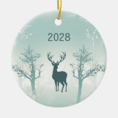 年と名前のパーソナライズ – 鹿と木のパターン セラミックオーナメント (正面)