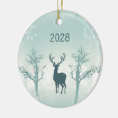 年と名前のパーソナライズ – 鹿と木のパターン セラミックオーナメント (左)