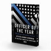 年の細い青い線の旗の警察官 フォトブロック (右)