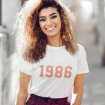 年の誕生日 |コーラルカスタムピンクモダントレンディー Tシャツ<br><div class="desc">スタイリッシュトレンディー「1986」モダン誕生年tシャツカスタムではっきりした、コーラルピンクのミニマルリストブロック大学のスタイルタイポグラフィに対応。あなたの年の祝誕生、設立、およびヴィンテージの完璧な誕生日のギフトは簡単に自分の年とパーソナライズされたなる。</div>