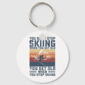 年をとったらスキーをやめるわけじゃない、スキーヤーはスキーを続ける キーホルダー (正面)