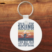 年をとったらスキーをやめるわけじゃない、スキーヤーはスキーを続ける キーホルダー (正面)