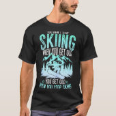 年をとってもスキーをやめない おもしろスキーヤー Tシャツ (正面)