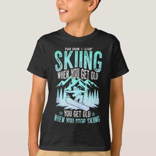 年をとってもスキーをやめない おもしろスキーヤー Tシャツ (正面)