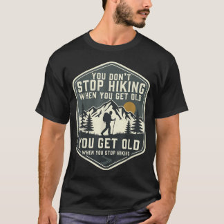 年をとってもハイキングはやめない おもしろTシャツ Tシャツ