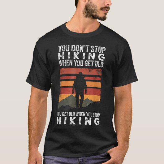 年をとってもハイキングはやめない おもしろTシャツ Tシャツ (正面)