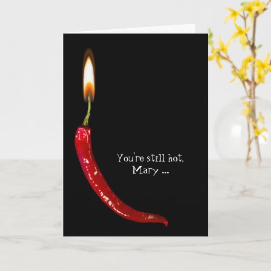 年を取った赤いホットペッパー·ロウソクの誕生日 カード (黄色い花)