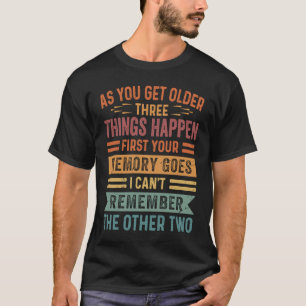 年を取るにつれて、3つのことが最初に起こる Tシャツ