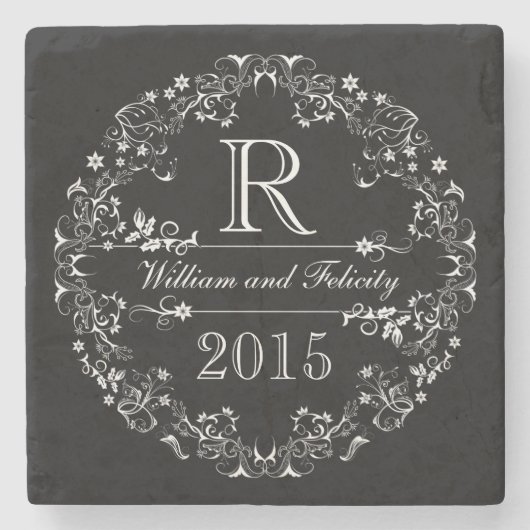 年を結婚する華美な花の黒板のモノグラム ストーンコースター (正面)