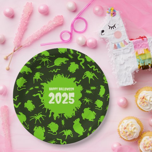 年を追加するハッピーハローウィン緑の不気味なクローリー ペーパープレート (パーティー)