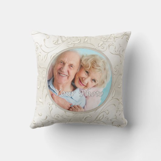 年パーソナライズされた別の写真幸せアニバーサリーギフト クッション (裏面)