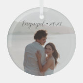年パーソナライズされた間の婚約したクリスマススクリプト ガラスオーナメント (正面)