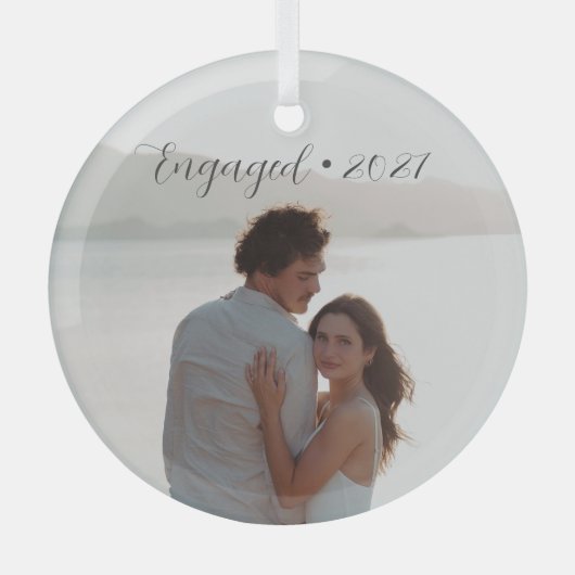 年パーソナライズされた間の婚約したクリスマススクリプト ガラスオーナメント (正面)