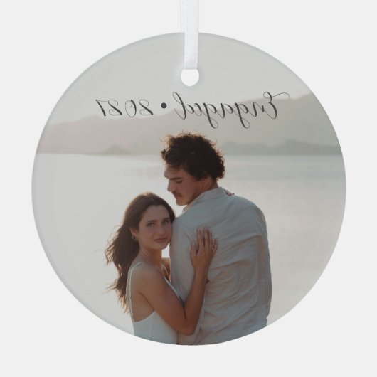 年パーソナライズされた間の婚約したクリスマススクリプト ガラスオーナメント (裏面)