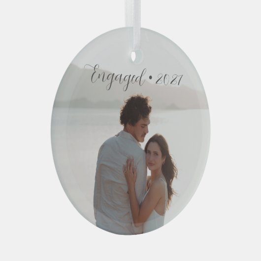 年パーソナライズされた間の婚約したクリスマススクリプト ガラスオーナメント (正面右)