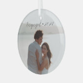 年パーソナライズされた間の婚約したクリスマススクリプト ガラスオーナメント (正面左)