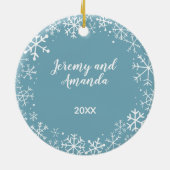 年次クリスマスの白い雪片のカスタム色 セラミックオーナメント (裏面)