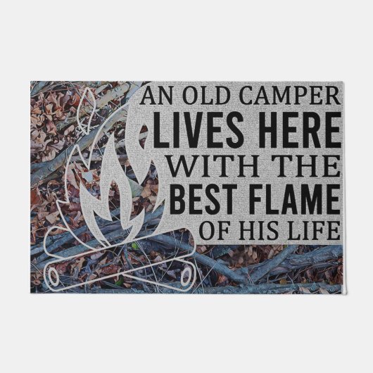 年老いたラクダが炎とともにここに住最高のんだ ドアマット (正面)