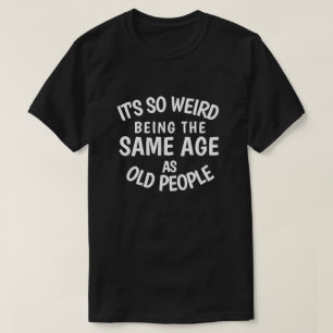 年老いた人々と風変わり同じ年齢になり過ぎているT型の人々 Tシャツ
