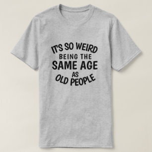 年老いた人々と風変わり同じ年齢になり過ぎているT型の人々 Tシャツ